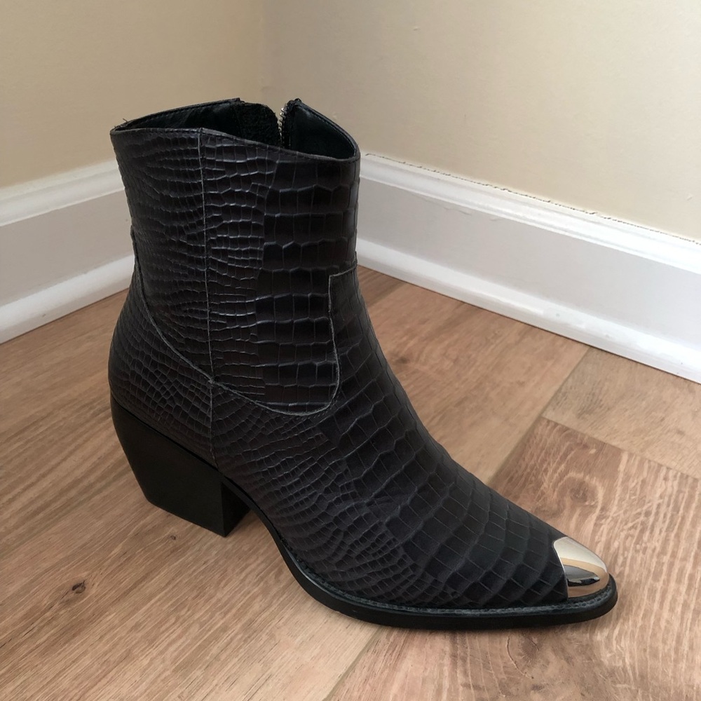 TONY BIANCO black snakeskin leather boots Size 8.5